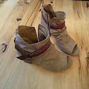 Cute peep toe booties ankle boots tan brown 9 1/2
